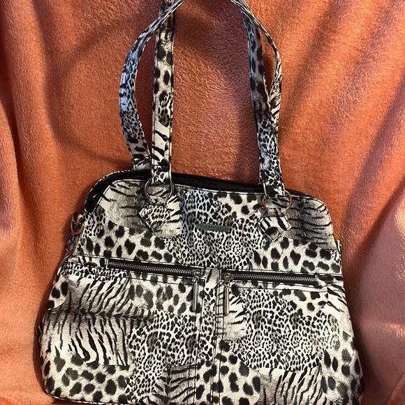 RAMPAGE shoulder purse perfect condition. Beautiful BW print. You’ll stand out! - Picture 2 of 3
